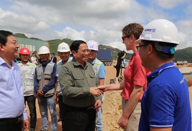 Thủ tướng Chính phủ Phạm Minh Chính thăm hỏi công ty Kurz Việt Nam